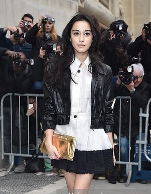 パリ育ちの女性のレザーの着こなし・シャネル・レザージャケットでスッキリほっそり