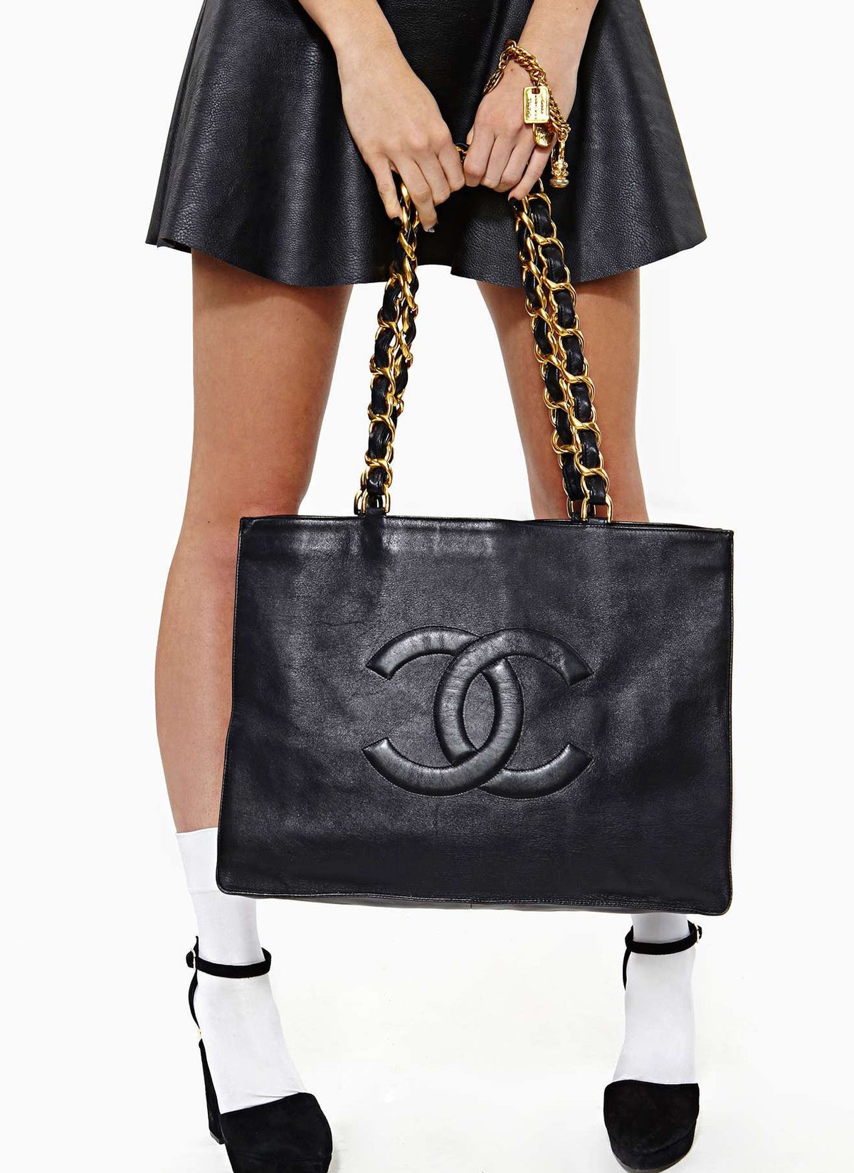 sandra brock CHANEL LOGO shoppingTOTE 　モデル風に必須アイテムのシャネルのレザー トートバッグ