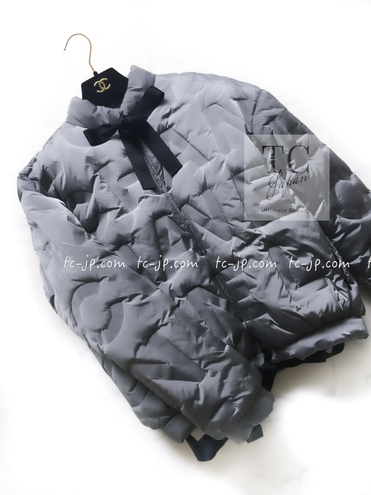 CHANEL 17B Light Grey Black Bow Logo Down Coat Jacket 34 36 38 シャネル ライトグレー ブラック リボン ロゴ ダウン ジャケット コート 即発