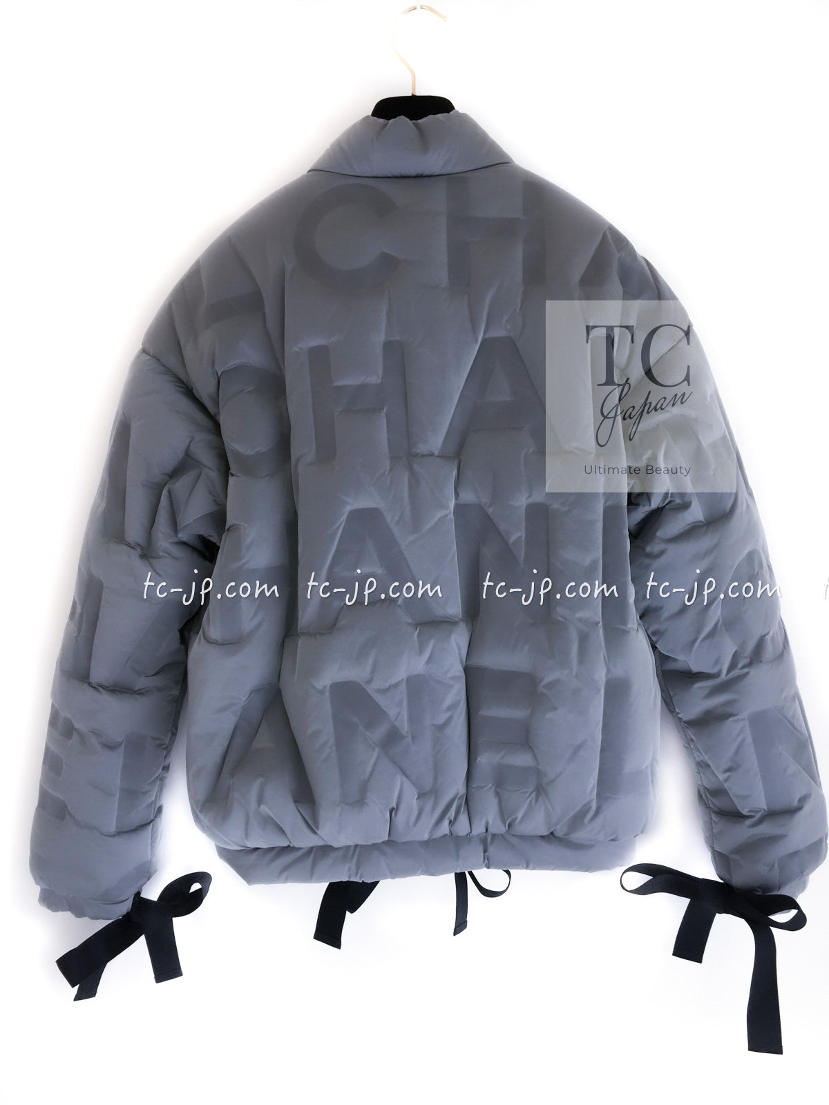 CHANEL 17B Light Grey Black Bow Logo Down Coat Jacket 34 36 38 シャネル ライトグレー ブラック リボン ロゴ ダウン ジャケット コート 即発