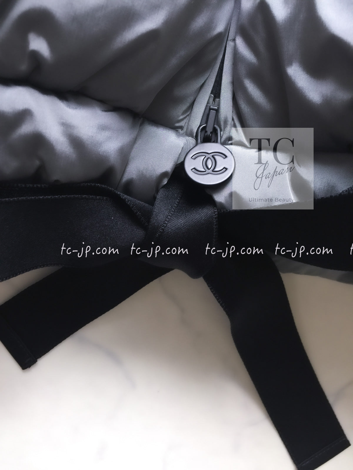 CHANEL 17B Light Grey Black Bow Logo Down Coat Jacket 34 36 38 シャネル ライトグレー ブラック リボン ロゴ ダウン ジャケット コート 即発