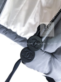 CHANEL 17B Light Grey Black Bow Logo Down Coat Jacket 34 36 38 シャネル ライトグレー ブラック リボン ロゴ ダウン ジャケット コート 即発