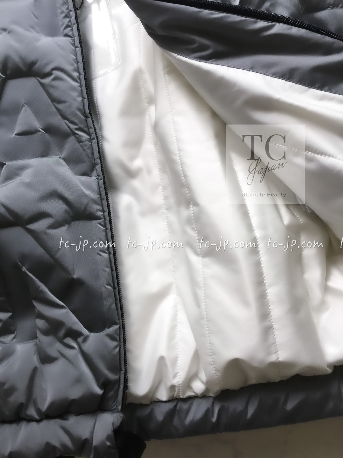 CHANEL 17B Light Grey Black Bow Logo Down Coat Jacket 34 36 38 シャネル ライトグレー ブラック リボン ロゴ ダウン ジャケット コート 即発