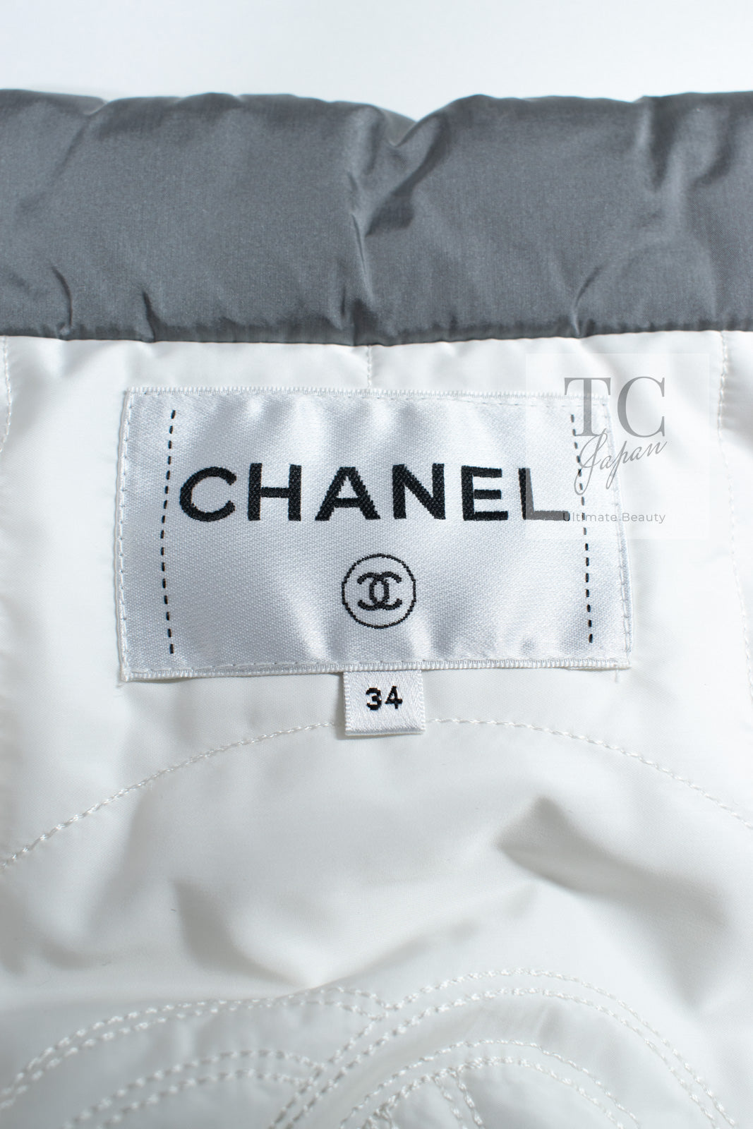CHANEL 17B Light Grey Black Bow Logo Down Coat Jacket 34 36 38 シャネル ライトグレー ブラック リボン ロゴ ダウン ジャケット コート 即発