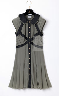 CHANEL 08A Olive Silk Leather Trim Pleated Dress 38 シャネル オリーブ シルク カーフ レザー トリム プリーツ ワンピース 即発