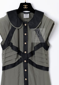 CHANEL 08A Olive Silk Leather Trim Pleated Dress 38 シャネル オリーブ シルク カーフ レザー トリム プリーツ ワンピース 即発