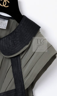 CHANEL 08A Olive Silk Leather Trim Pleated Dress 38 シャネル オリーブ シルク カーフ レザー トリム プリーツ ワンピース 即発