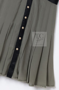 CHANEL 08A Olive Silk Leather Trim Pleated Dress 38 シャネル オリーブ シルク カーフ レザー トリム プリーツ ワンピース 即発