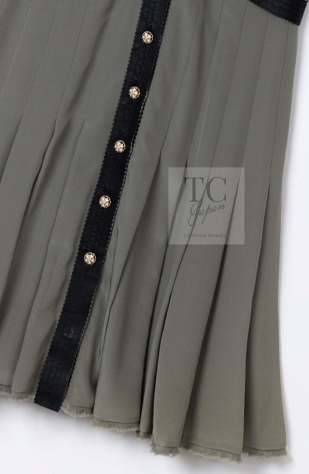 CHANEL 08A Olive Silk Leather Trim Pleated Dress 38 シャネル オリーブ シルク カーフ レザー トリム プリーツ ワンピース 即発