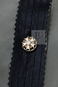 CHANEL 08A Olive Silk Leather Trim Pleated Dress 38 シャネル オリーブ シルク カーフ レザー トリム プリーツ ワンピース 即発