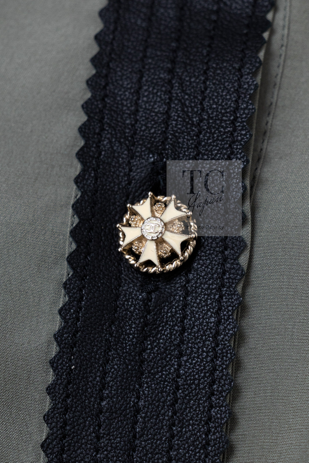 CHANEL 08A Olive Silk Leather Trim Pleated Dress 38 シャネル オリーブ シルク カーフ レザー トリム プリーツ ワンピース 即発