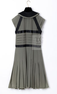CHANEL 08A Olive Silk Leather Trim Pleated Dress 38 シャネル オリーブ シルク カーフ レザー トリム プリーツ ワンピース 即発