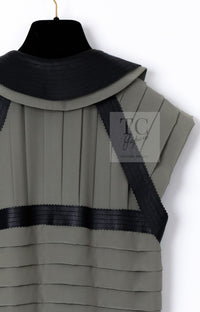 CHANEL 08A Olive Silk Leather Trim Pleated Dress 38 シャネル オリーブ シルク カーフ レザー トリム プリーツ ワンピース 即発