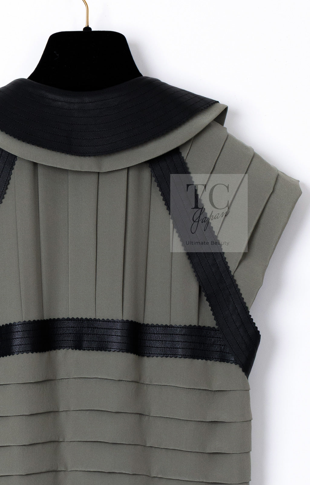 CHANEL 08A Olive Silk Leather Trim Pleated Dress 38 シャネル オリーブ シルク カーフ レザー トリム プリーツ ワンピース 即発