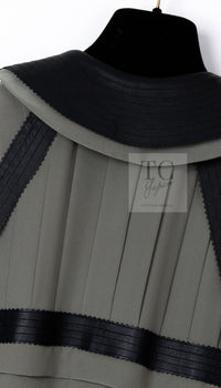 CHANEL 08A Olive Silk Leather Trim Pleated Dress 38 シャネル オリーブ シルク カーフ レザー トリム プリーツ ワンピース 即発