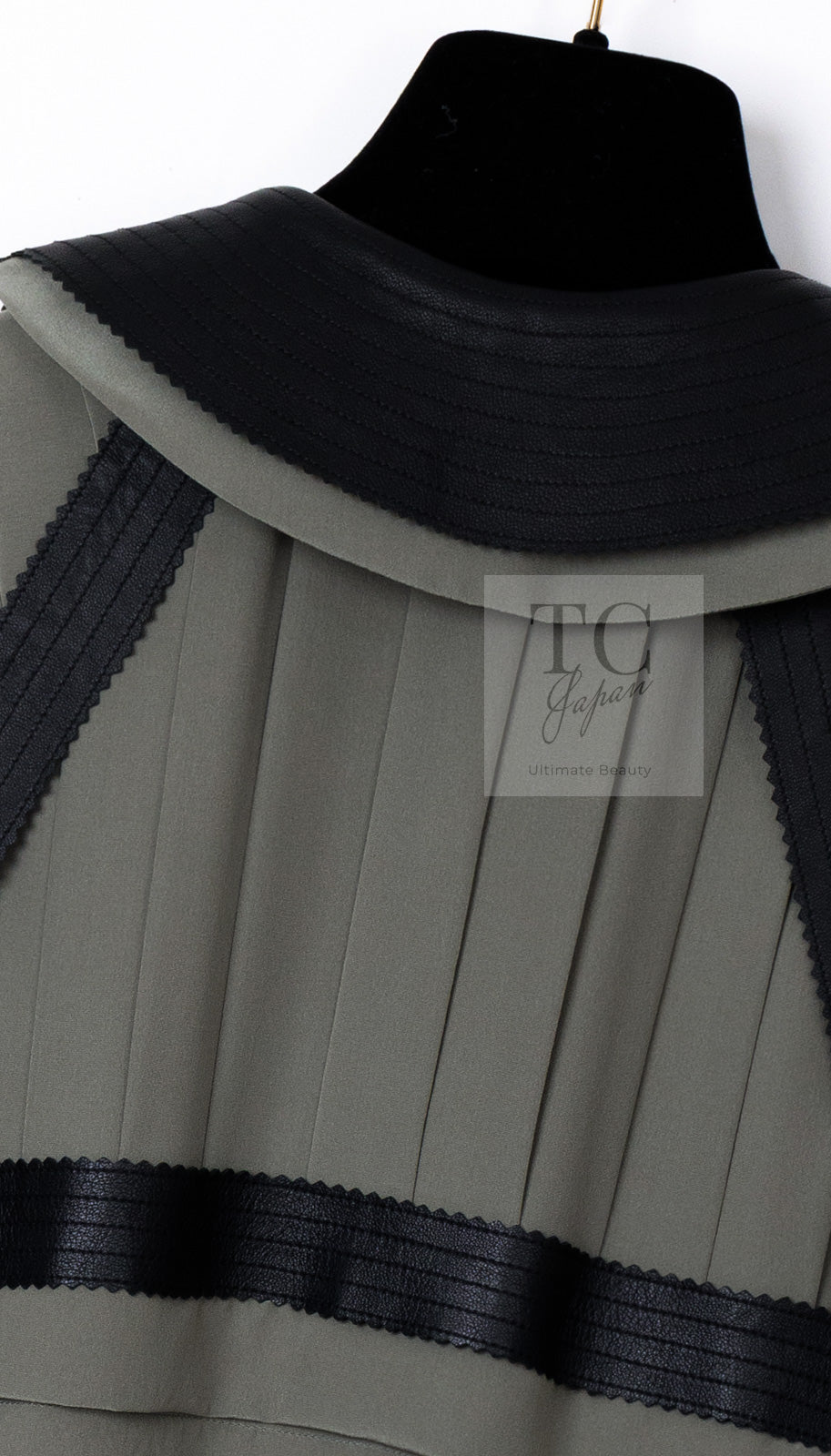 CHANEL 08A Olive Silk Leather Trim Pleated Dress 38 シャネル オリーブ シルク カーフ レザー トリム プリーツ ワンピース 即発