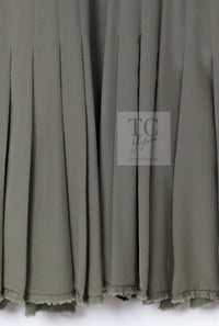 CHANEL 08A Olive Silk Leather Trim Pleated Dress 38 シャネル オリーブ シルク カーフ レザー トリム プリーツ ワンピース 即発