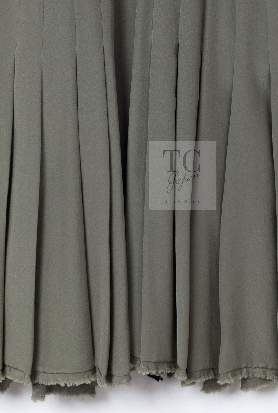CHANEL 08A Olive Silk Leather Trim Pleated Dress 38 シャネル オリーブ シルク カーフ レザー トリム プリーツ ワンピース 即発