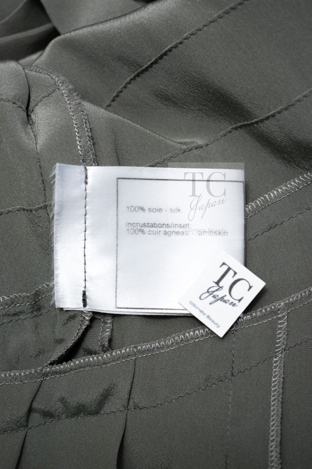 CHANEL 08A Olive Silk Leather Trim Pleated Dress 38 シャネル オリーブ シルク カーフ レザー トリム プリーツ ワンピース 即発