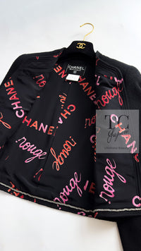 CHANEL 96S Black Rouge  Re d Pink Logo Tweed Jacket Skirt Suit 34 シャネル ブラック ルージュ レッド ピンク ロゴ ツイード ジャケット スカート スーツ 即発