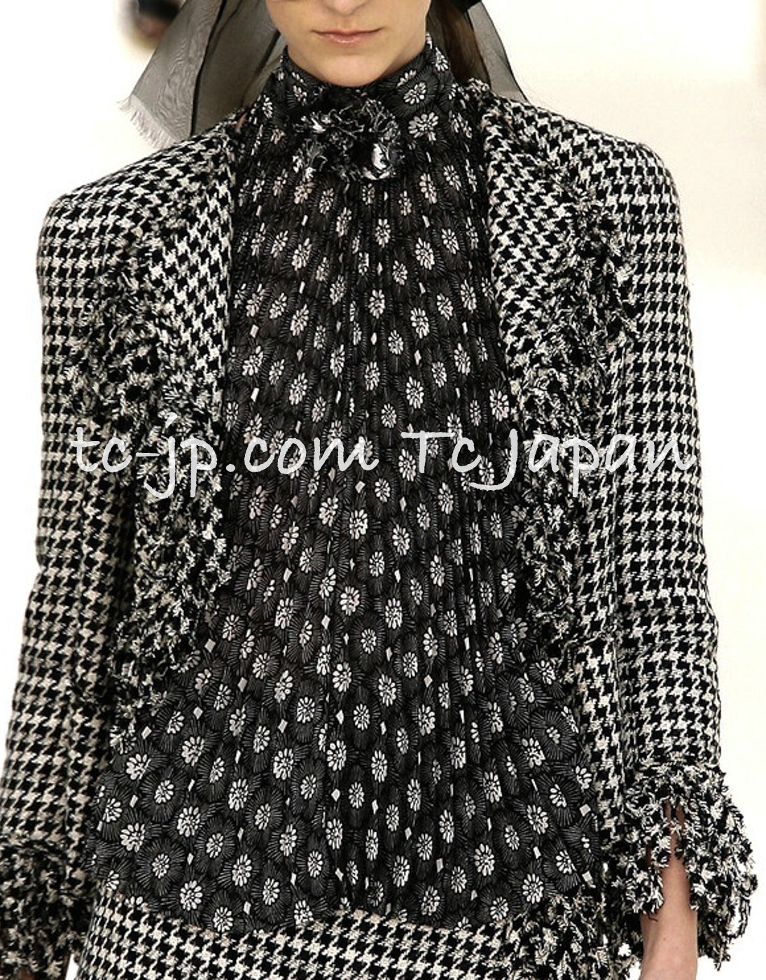 CHANEL 07S Black Gray Houndstooth Fringe Silk Linen Wool Tweed Jacket 34 36 シャネル ブラック グレー フリンジ ツイード ジャケット 千鳥格子 即発