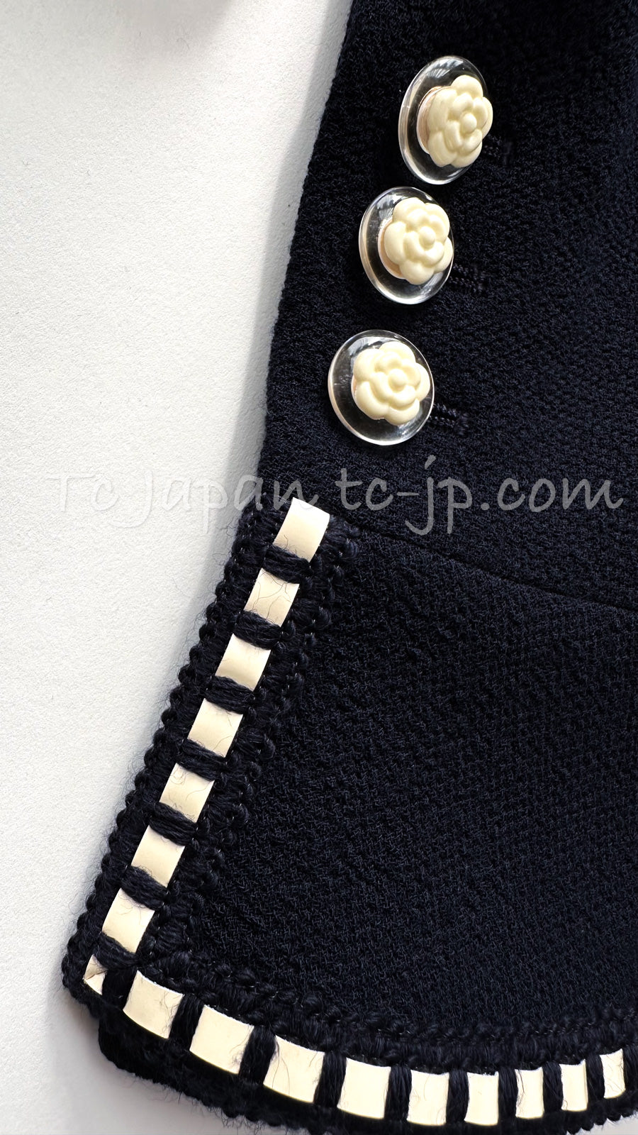 CHANEL 92S Vintage Navy Ivory Trim Camellia Buttons Jacket Skirt Suit 38 シャネル ヴィンテージ ネイビー アイボリー トリム カメリアボタン ジャケット スカート スーツ 即発