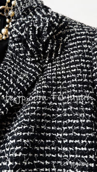 CHANEL 03C Black White Tweed Double Jacket Skirt Suit W/ 3 Camellia Brooches 36 38 シャネル ブラック ホワイト カメリア ブローチ3つ付 ツイード ダブル ジャケット 水滴 CCボタン スカート スーツ 即発