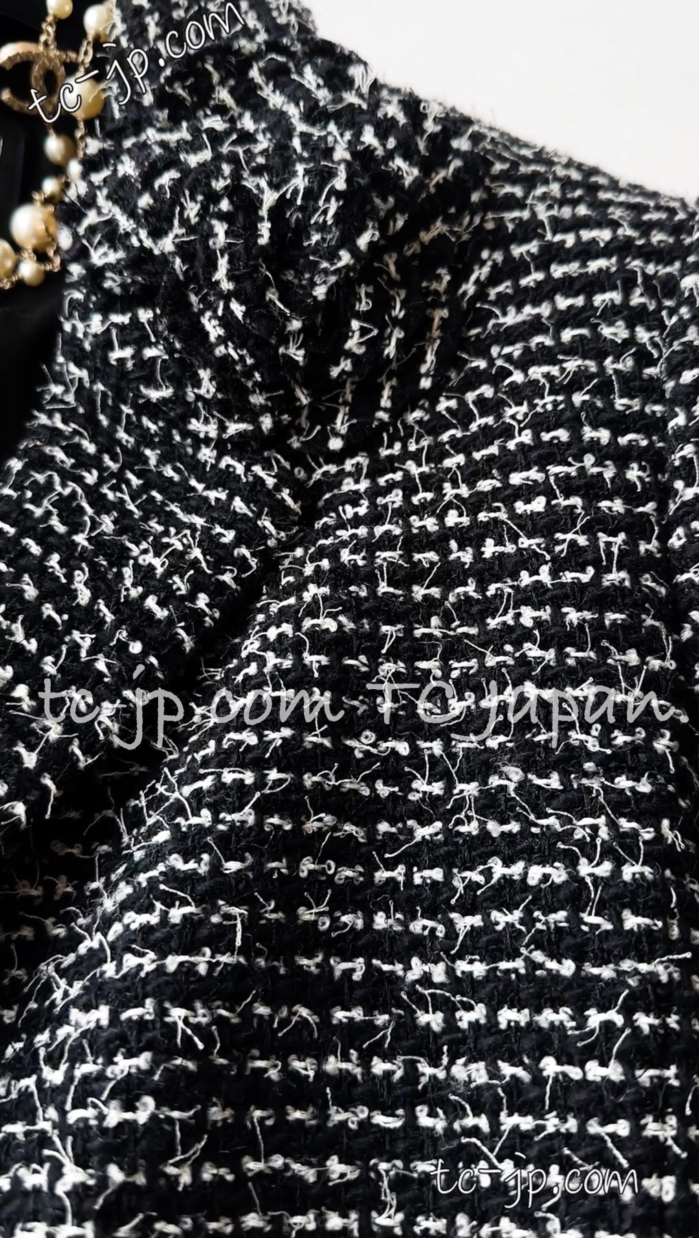 CHANEL 03C Black White Tweed Double Jacket Skirt Suit W/ 3 Camellia Brooches 36 38 シャネル ブラック ホワイト カメリア ブローチ3つ付 ツイード ダブル ジャケット 水滴 CCボタン スカート スーツ 即発