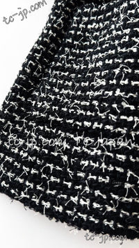 CHANEL 03C Black White Tweed Double Jacket Skirt Suit W/ 3 Camellia Brooches 36 38 シャネル ブラック ホワイト カメリア ブローチ3つ付 ツイード ダブル ジャケット 水滴 CCボタン スカート スーツ 即発
