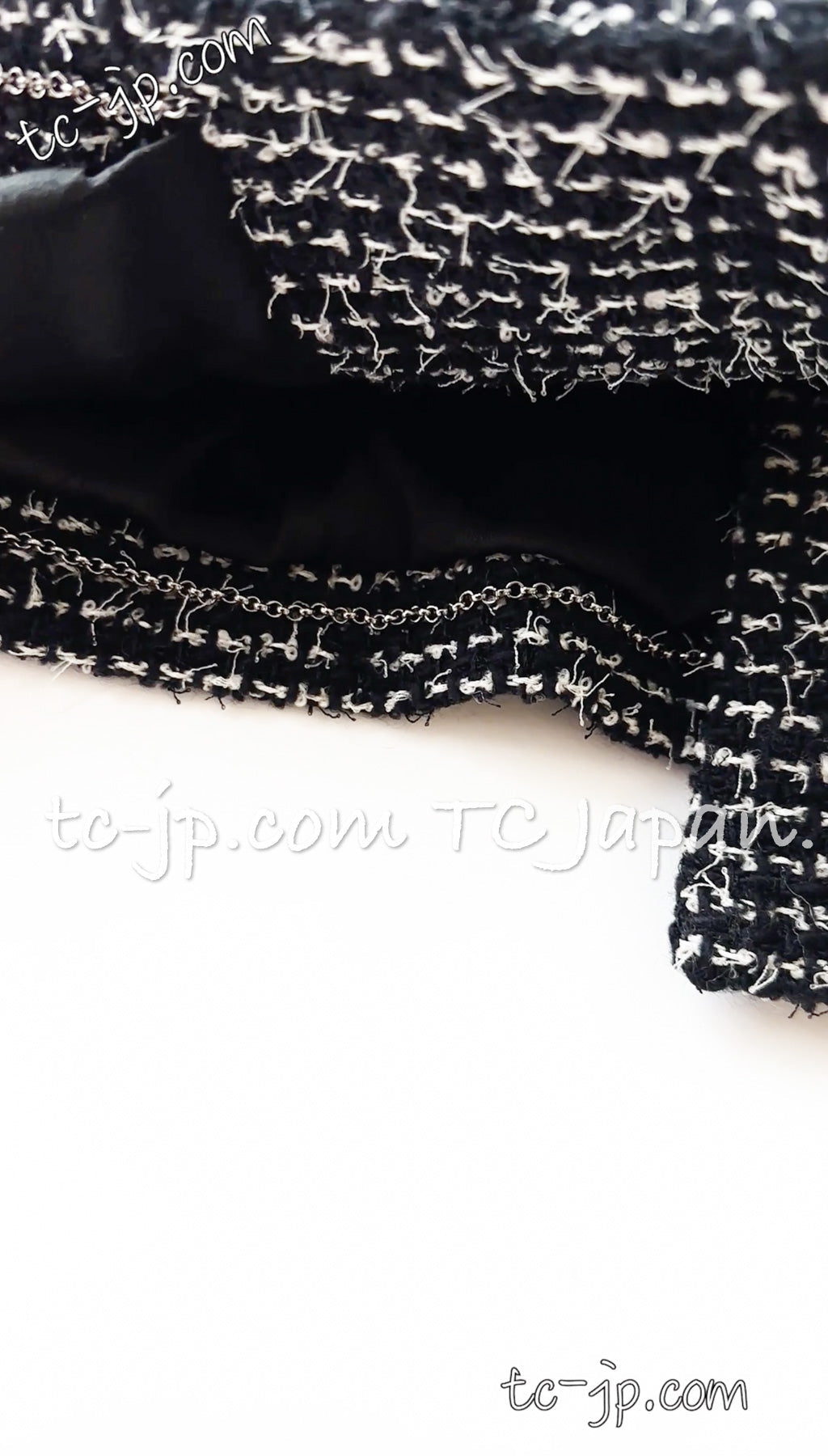 CHANEL 03C Black White Tweed Double Jacket Skirt Suit W/ 3 Camellia Brooches 36 38 シャネル ブラック ホワイト カメリア ブローチ3つ付 ツイード ダブル ジャケット 水滴 CCボタン スカート スーツ 即発