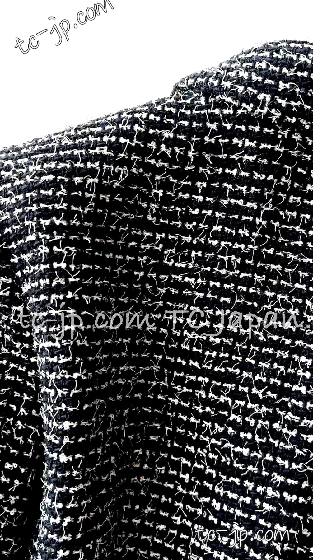 CHANEL 03C Black White Tweed Double Jacket Skirt Suit W/ 3 Camellia Brooches 36 38 シャネル ブラック ホワイト カメリア ブローチ3つ付 ツイード ダブル ジャケット 水滴 CCボタン スカート スーツ 即発