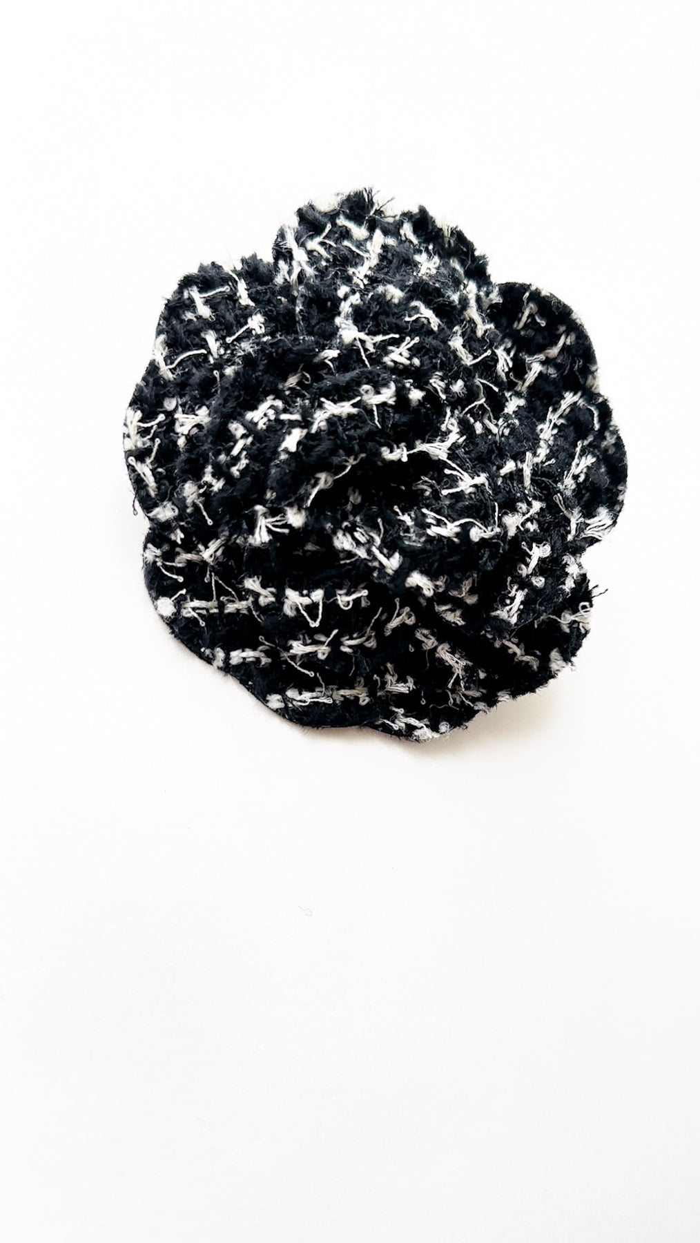 CHANEL 03C Black White Tweed Double Jacket Skirt Suit W/ 3 Camellia Brooches 36 38 シャネル ブラック ホワイト カメリア ブローチ3つ付 ツイード ダブル ジャケット 水滴 CCボタン スカート スーツ 即発