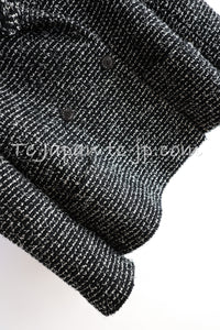 CHANEL 03C Black White Tweed Double Jacket Skirt Suit W/ 3 Camellia Brooches 36 38 シャネル ブラック ホワイト カメリア ブローチ3つ付 ツイード ダブル ジャケット 水滴 CCボタン スカート スーツ 即発
