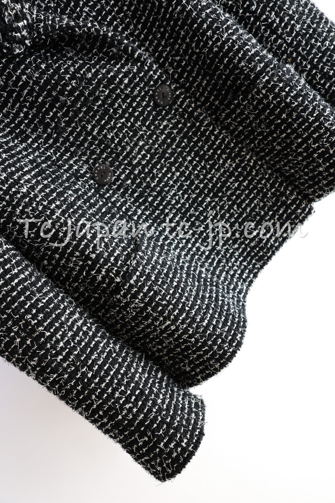 CHANEL 03C Black White Tweed Double Jacket Skirt Suit W/ 3 Camellia Brooches 36 38 シャネル ブラック ホワイト カメリア ブローチ3つ付 ツイード ダブル ジャケット 水滴 CCボタン スカート スーツ 即発