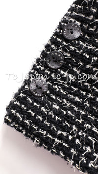 CHANEL 03C Black White Tweed Double Jacket Skirt Suit W/ 3 Camellia Brooches 36 38 シャネル ブラック ホワイト カメリア ブローチ3つ付 ツイード ダブル ジャケット 水滴 CCボタン スカート スーツ 即発