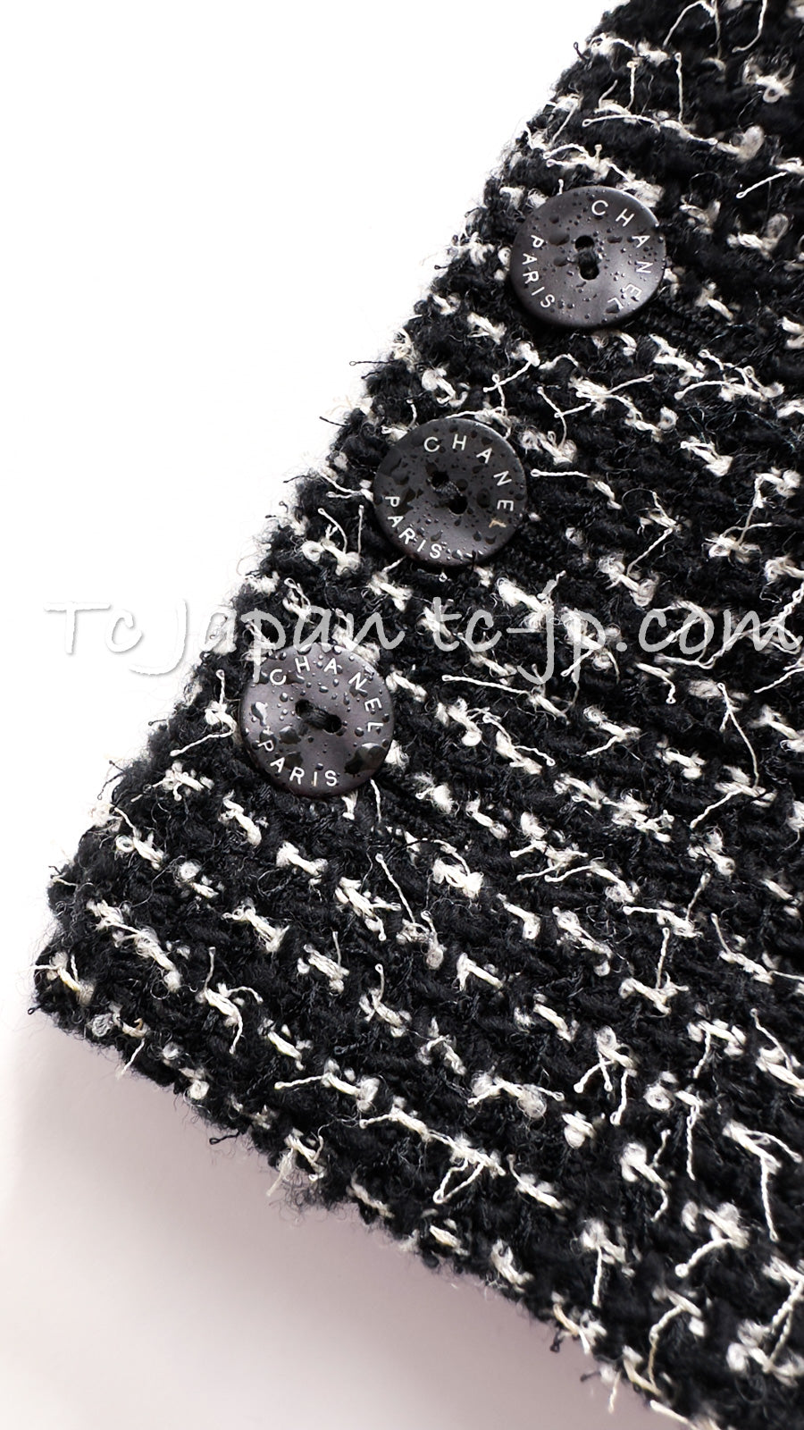 CHANEL 03C Black White Tweed Double Jacket Skirt Suit W/ 3 Camellia Brooches 36 38 シャネル ブラック ホワイト カメリア ブローチ3つ付 ツイード ダブル ジャケット 水滴 CCボタン スカート スーツ 即発