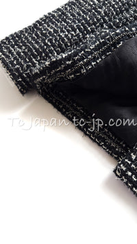 CHANEL 03C Black White Tweed Double Jacket Skirt Suit W/ 3 Camellia Brooches 36 38 シャネル ブラック ホワイト カメリア ブローチ3つ付 ツイード ダブル ジャケット 水滴 CCボタン スカート スーツ 即発