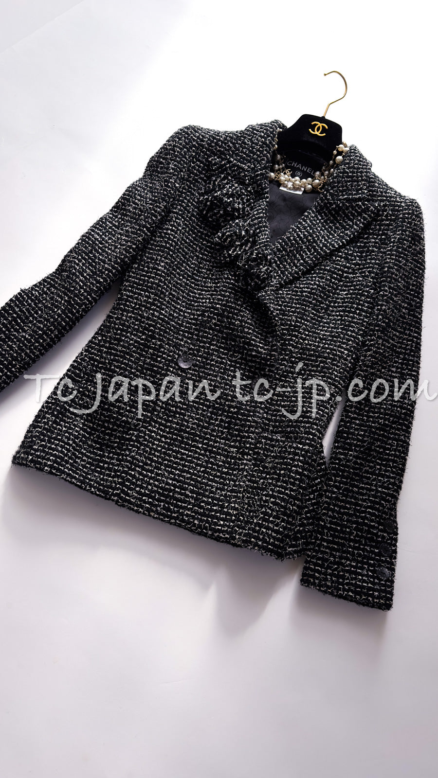 CHANEL 03C Black White Tweed Double Jacket Skirt Suit W/ 3 Camellia Brooches 36 38 シャネル ブラック ホワイト カメリア ブローチ3つ付 ツイード ダブル ジャケット 水滴 CCボタン スカート スーツ 即発