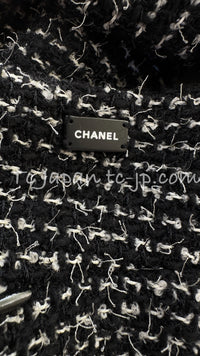 CHANEL 03C Black White Tweed Double Jacket Skirt Suit W/ 3 Camellia Brooches 36 38 シャネル ブラック ホワイト カメリア ブローチ3つ付 ツイード ダブル ジャケット 水滴 CCボタン スカート スーツ 即発