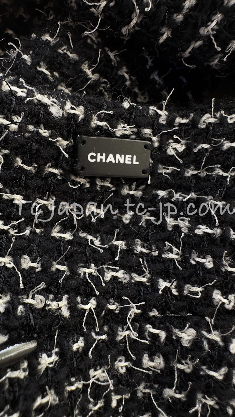 CHANEL 03C Black White Tweed Double Jacket Skirt Suit W/ 3 Camellia Brooches 36 38 シャネル ブラック ホワイト カメリア ブローチ3つ付 ツイード ダブル ジャケット 水滴 CCボタン スカート スーツ 即発