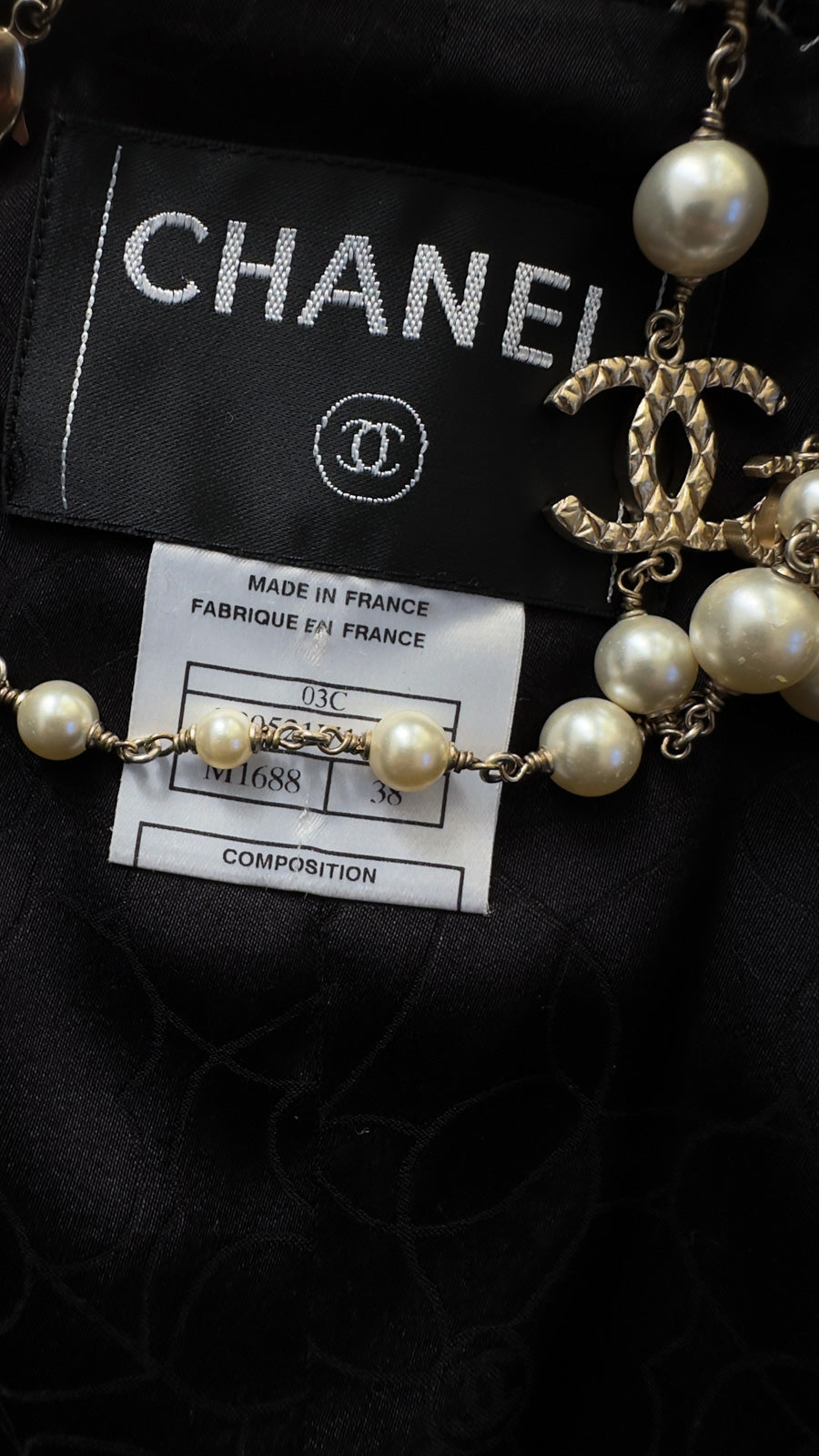 CHANEL 03C Black White Tweed Double Jacket Skirt Suit W/ 3 Camellia Brooches 36 38 シャネル ブラック ホワイト カメリア ブローチ3つ付 ツイード ダブル ジャケット 水滴 CCボタン スカート スーツ 即発