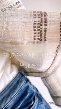 CHANEL 15C White Beige Dubai Lesage Tweed Collarless Jacket CC Gripoix Button 36 38 シャネル ホワイト ベージュ ルサージュ ツイード ドバイ ノーカラー ジャケット CCロゴ グリポア ボタン 即発