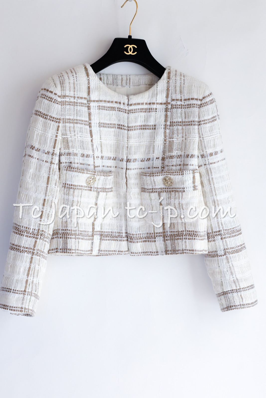 CHANEL 15C White Beige Dubai Lesage Tweed Collarless Jacket CC Gripoix Button 36 38 シャネル ホワイト ベージュ ルサージュ ツイード ドバイ ノーカラー ジャケット CCロゴ グリポア ボタン 即発