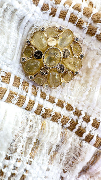 CHANEL 15C White Beige Dubai Lesage Tweed Collarless Jacket CC Gripoix Button 36 38 シャネル ホワイト ベージュ ルサージュ ツイード ドバイ ノーカラー ジャケット CCロゴ グリポア ボタン 即発