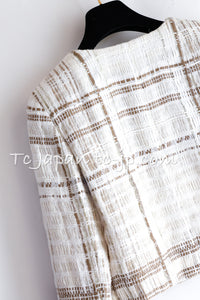 CHANEL 15C White Beige Dubai Lesage Tweed Collarless Jacket CC Gripoix Button 36 38 シャネル ホワイト ベージュ ルサージュ ツイード ドバイ ノーカラー ジャケット CCロゴ グリポア ボタン 即発