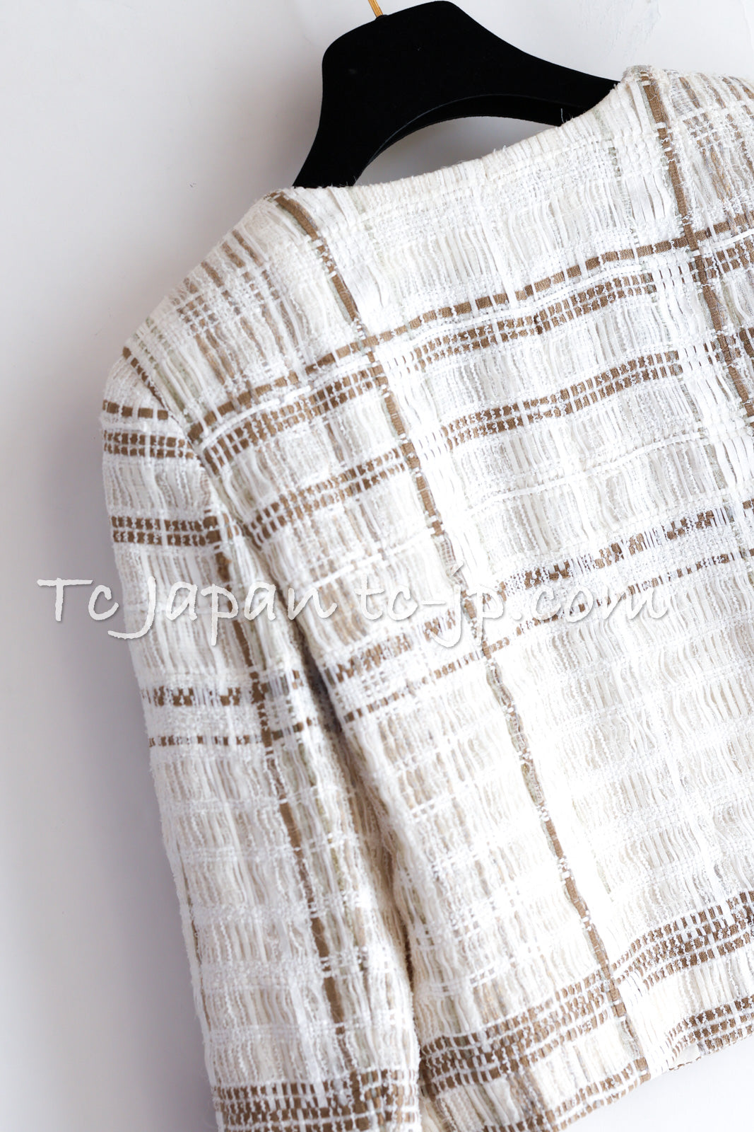 CHANEL 15C White Beige Dubai Lesage Tweed Collarless Jacket CC Gripoix Button 36 38 シャネル ホワイト ベージュ ルサージュ ツイード ドバイ ノーカラー ジャケット CCロゴ グリポア ボタン 即発