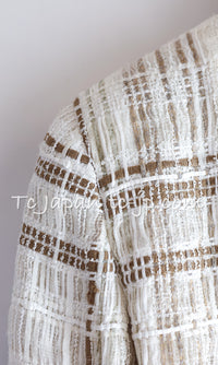 CHANEL 15C White Beige Dubai Lesage Tweed Collarless Jacket CC Gripoix Button 36 38 シャネル ホワイト ベージュ ルサージュ ツイード ドバイ ノーカラー ジャケット CCロゴ グリポア ボタン 即発