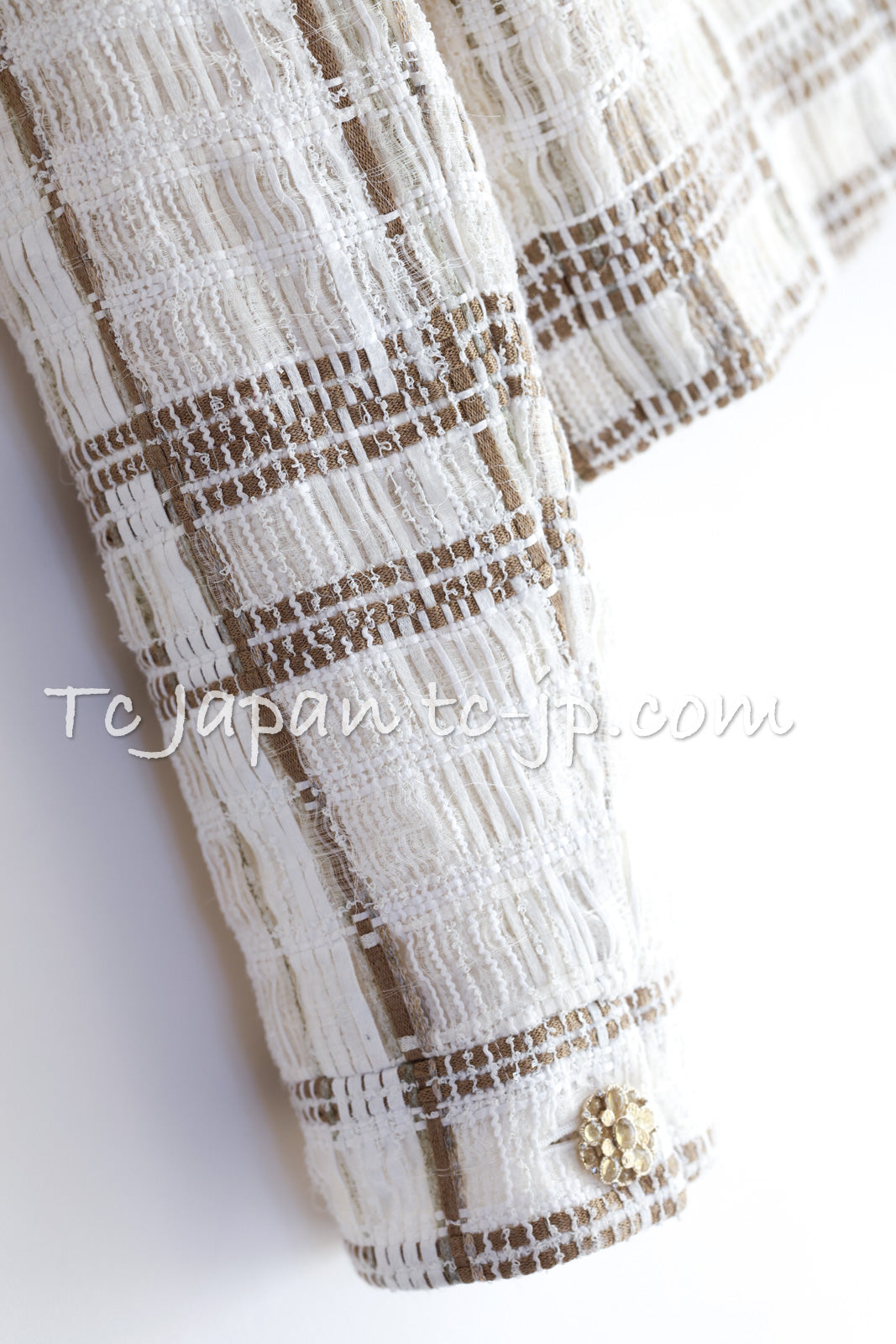 CHANEL 15C White Beige Dubai Lesage Tweed Collarless Jacket CC Gripoix Button 36 38 シャネル ホワイト ベージュ ルサージュ ツイード ドバイ ノーカラー ジャケット CCロゴ グリポア ボタン 即発
