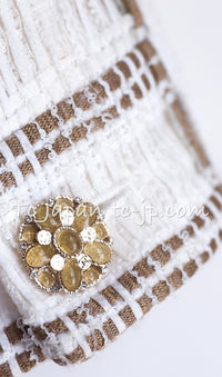 CHANEL 15C White Beige Dubai Lesage Tweed Collarless Jacket CC Gripoix Button 36 38 シャネル ホワイト ベージュ ルサージュ ツイード ドバイ ノーカラー ジャケット CCロゴ グリポア ボタン 即発
