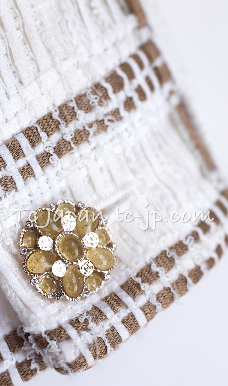 CHANEL 15C White Beige Dubai Lesage Tweed Collarless Jacket CC Gripoix Button 36 38 シャネル ホワイト ベージュ ルサージュ ツイード ドバイ ノーカラー ジャケット CCロゴ グリポア ボタン 即発